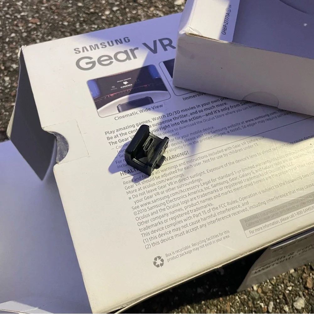 Samsung Gear VR Oculus Headset SM-R323‎ w/ Box Adapter Included